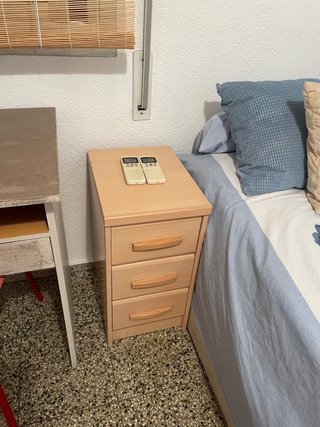 Mesita de noche de madera con 3 cajones