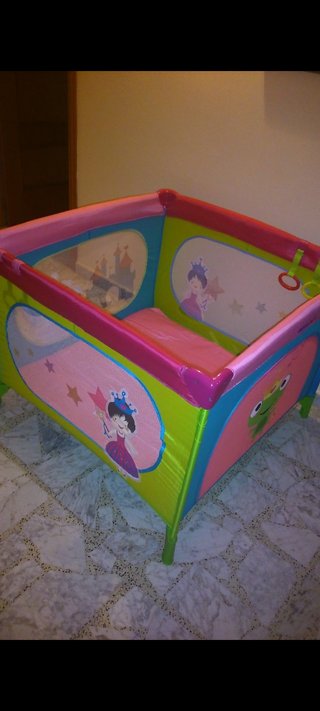 Parque infantil con dibujos de princesas