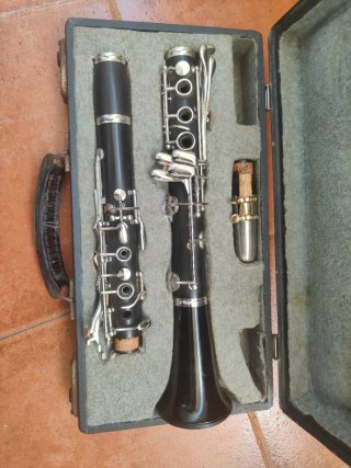 Clarinete antiguo con estuche