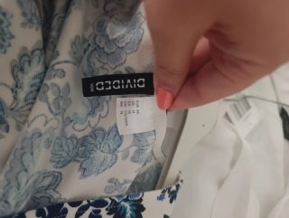 Vestido de verano floral azul y blanco