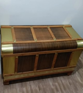 Baúl madera y metal dorado