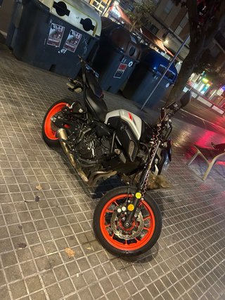 Yamaha MT 07 Negra y Roja PRECIO NEGOCIABLE
