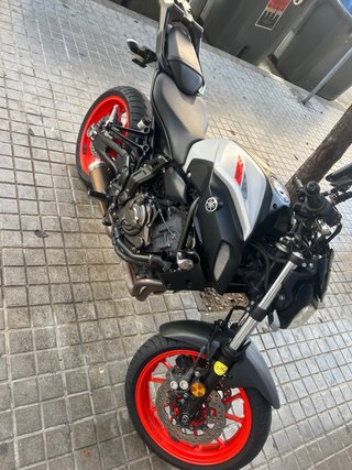 Yamaha MT 07 Negra y Roja PRECIO NEGOCIABLE