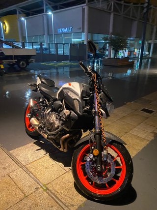Yamaha MT 07 Negra y Roja PRECIO NEGOCIABLE