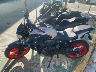 Yamaha MT 07 Negra y Roja PRECIO NEGOCIABLE