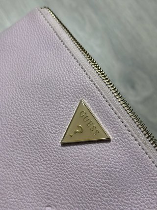 Cartera de mano Guess rosa con lazo