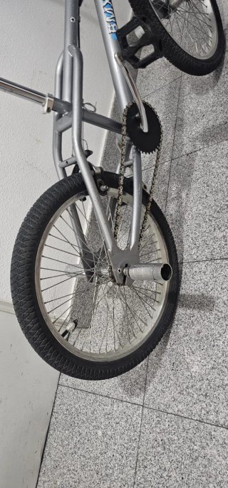 Bicicleta BMX plateada
