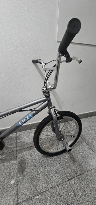 Bicicleta BMX plateada