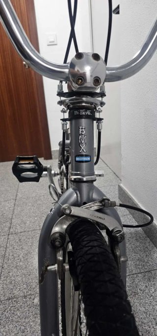 Bicicleta BMX plateada
