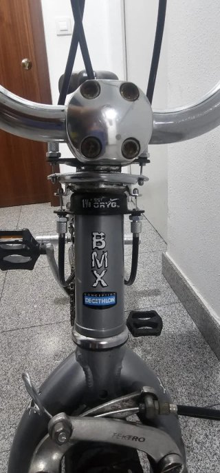 Bicicleta BMX plateada