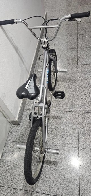 Bicicleta BMX plateada