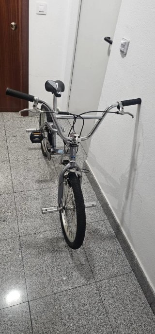 Bicicleta BMX plateada
