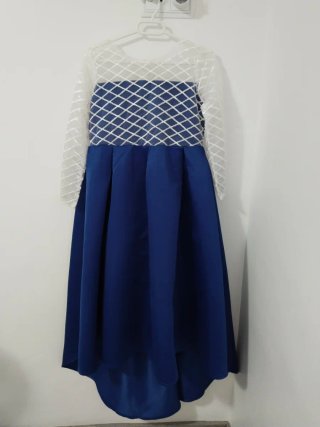 Vestido de fiesta azul y blanco