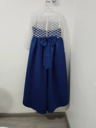 Vestido de fiesta azul y blanco