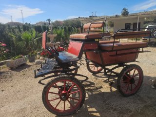 Carro de caballos rojo y marrón