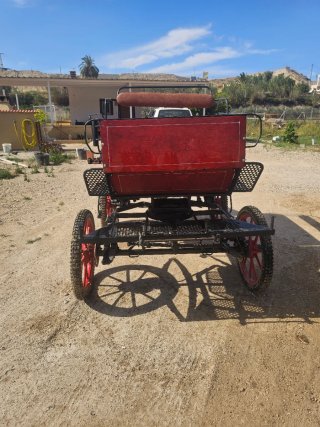Carro de caballos rojo y marrón