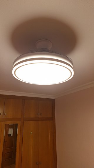 Ventilador de techo con lámpara incluida.