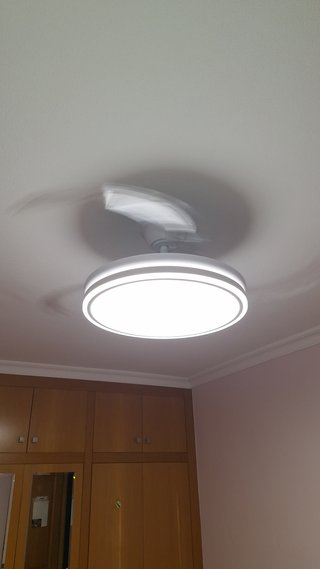 Ventilador de techo con lámpara incluida.