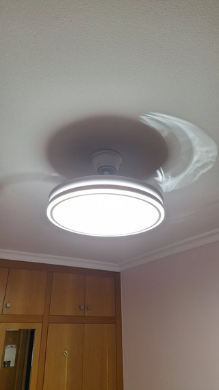 Ventilador de techo con lámpara incluida.