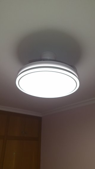 Ventilador de techo con lámpara incluida.