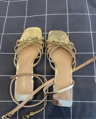 Sandalias doradas Uterqüe