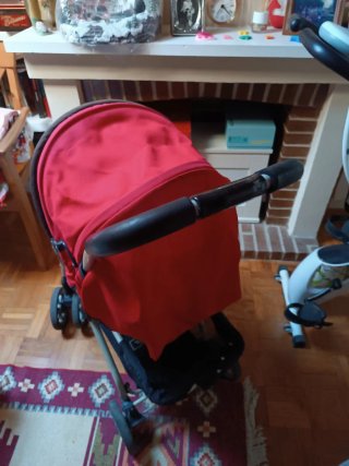 Silla de paseo para bebé color rojo en buen estado