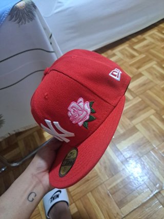 Gorra New Era Roja NY con Rosa