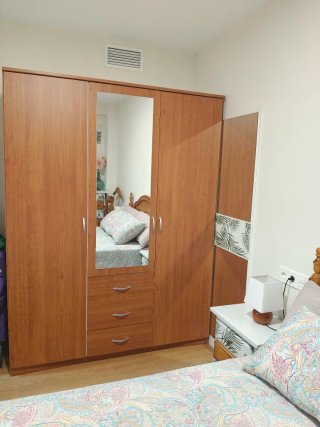 Dormitorio completo con cama matrimonio