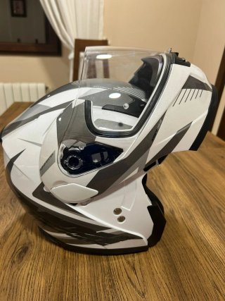 Casco de moto integral blanco y gris