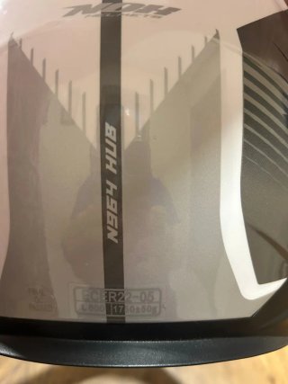 Casco de moto integral blanco y gris