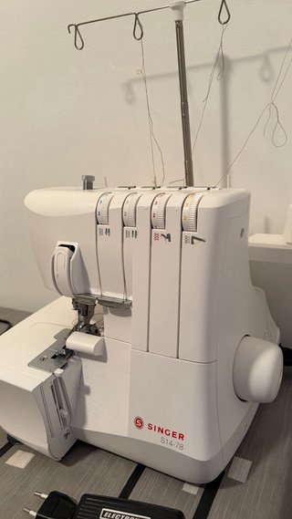 Máquina de coser remalladora Singer S14-78