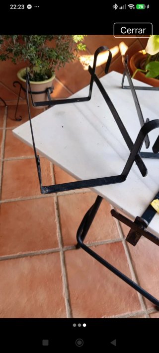 Vaso da fiori nero in ferro battuto