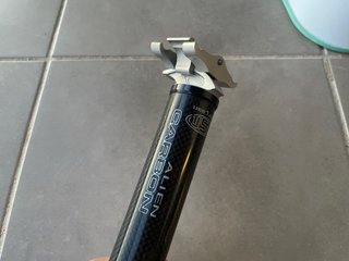 Tija clásica USE Alien Carbon 31,6x270 mm