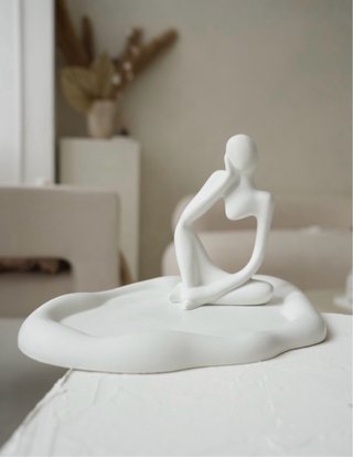 Vassoio decorativo con statuetta pensatore