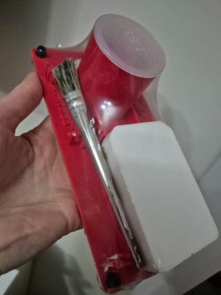 Supporto per pietra e sverniciatore con pennello