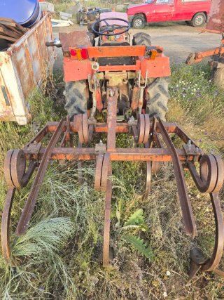 Tractor Agria con cultivador 6 ganchos