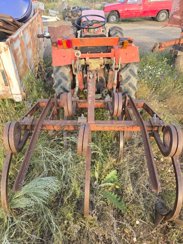 Tractor Agria con cultivador 6 ganchos