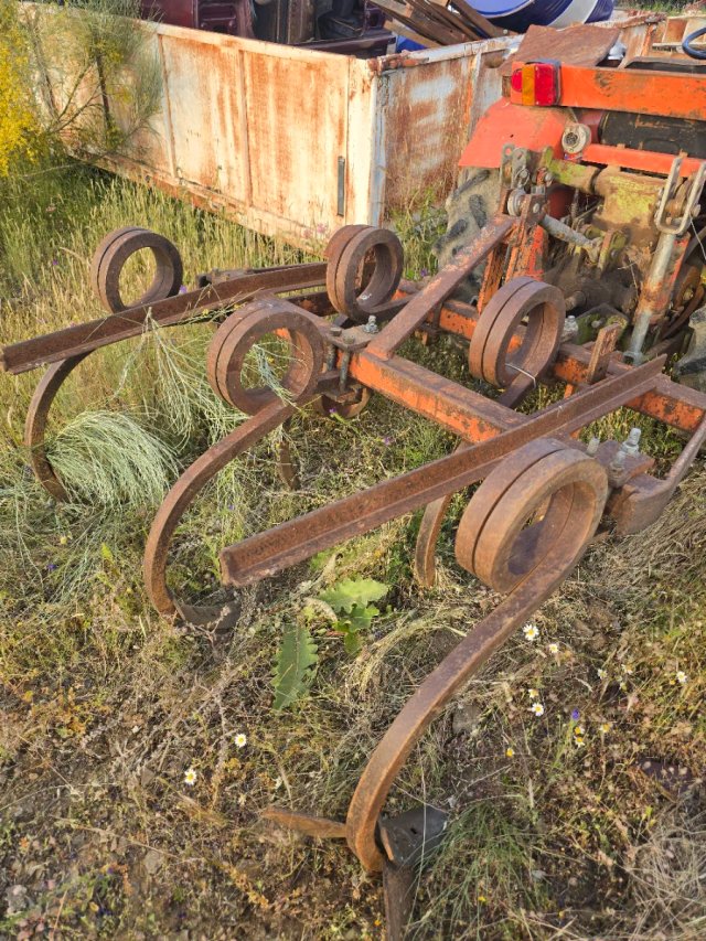 Tractor Agria con cultivador 6 ganchos