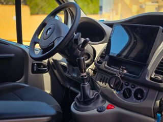 Renault Trafic 2010.   180cv