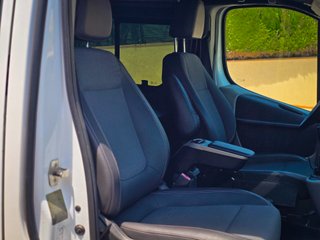 Renault Trafic 2010.   180cv