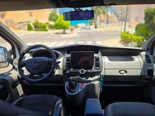 Renault Trafic 2010.   180cv