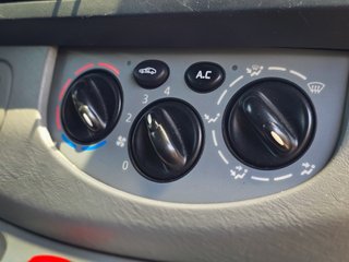 Renault Trafic 2010.   180cv