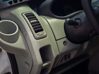 Renault Trafic 2010.   180cv