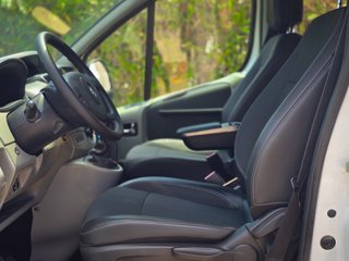 Renault Trafic 2010.   180cv