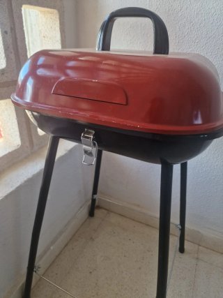 Barbacoa portátil roja y negra