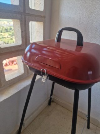 Barbacoa portátil roja y negra