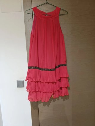 Vestido de fiesta rosa con volantes y pedreria