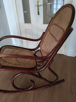 Mecedora Thonet de madera y ratán. Recogida.