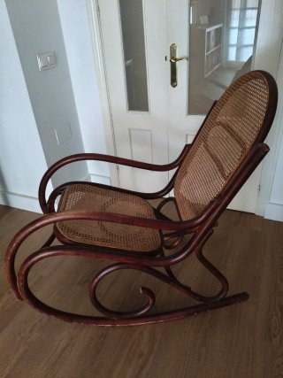 Mecedora Thonet de madera y ratán. Recogida.