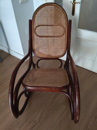 Mecedora Thonet de madera y ratán. Recogida.